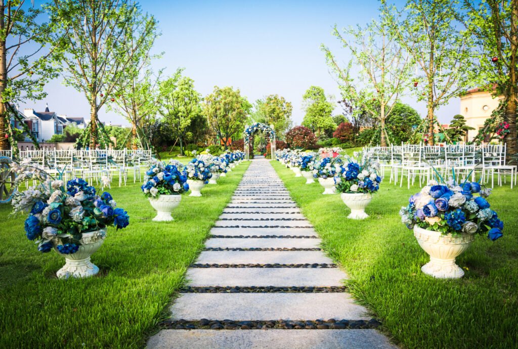 entrée mariage : Belle composition florale de mariage pour les sièges le long de l'allée